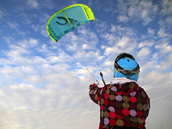 зеленый кайт в небе