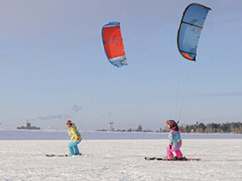 два кайтера едут по Обскому морю