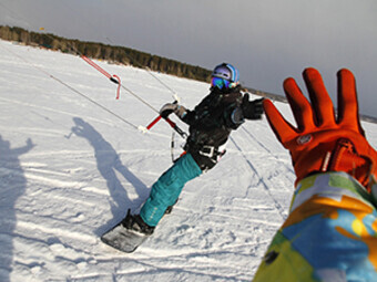 сноукайтер дает пять ладошкой